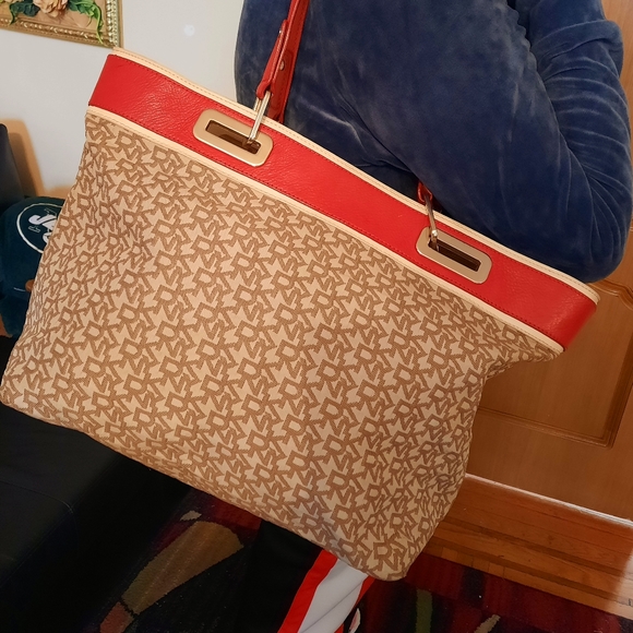 DKNY Women bag , not new, but good condition 19/10,5 inch $45 - Picture 5 of 5
